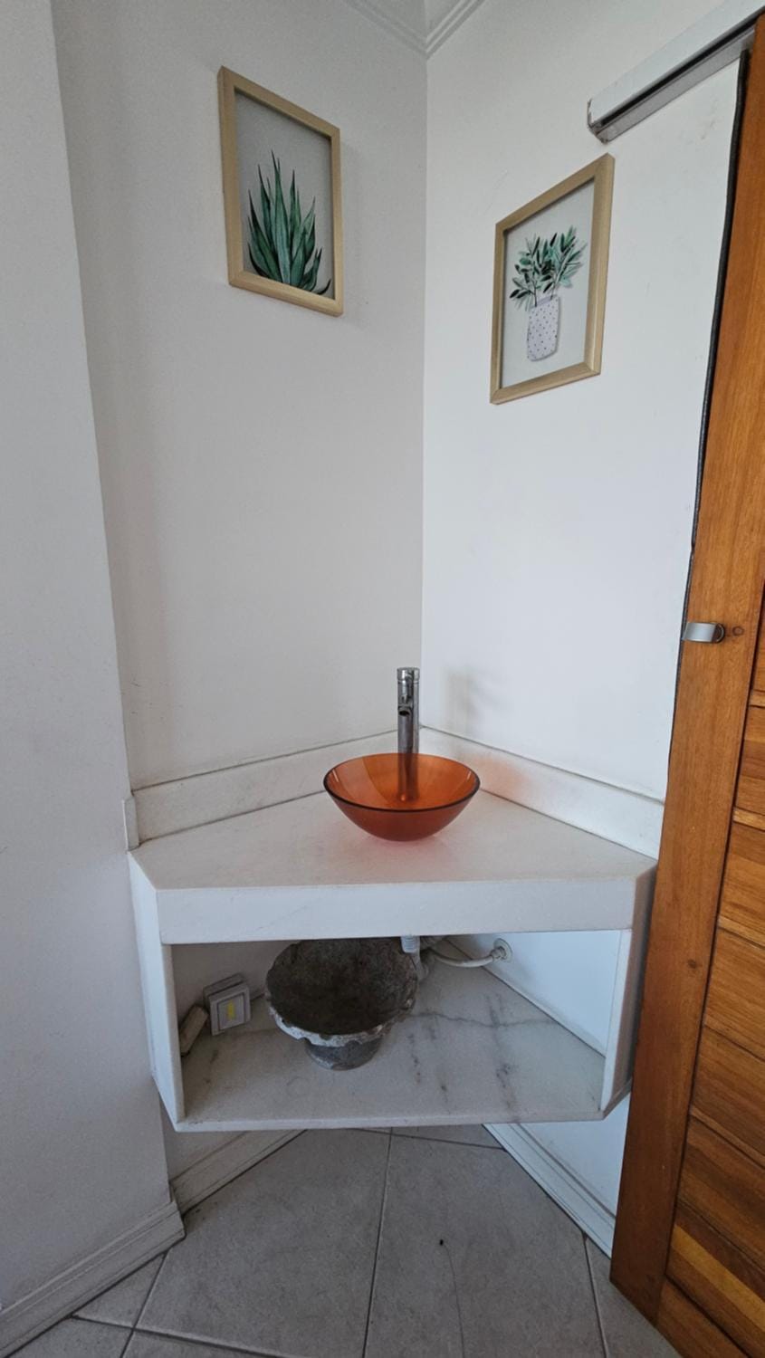 Quarto Plutão - banheiro privativo e ar condicionado Vacation rental in Duque de Caxias