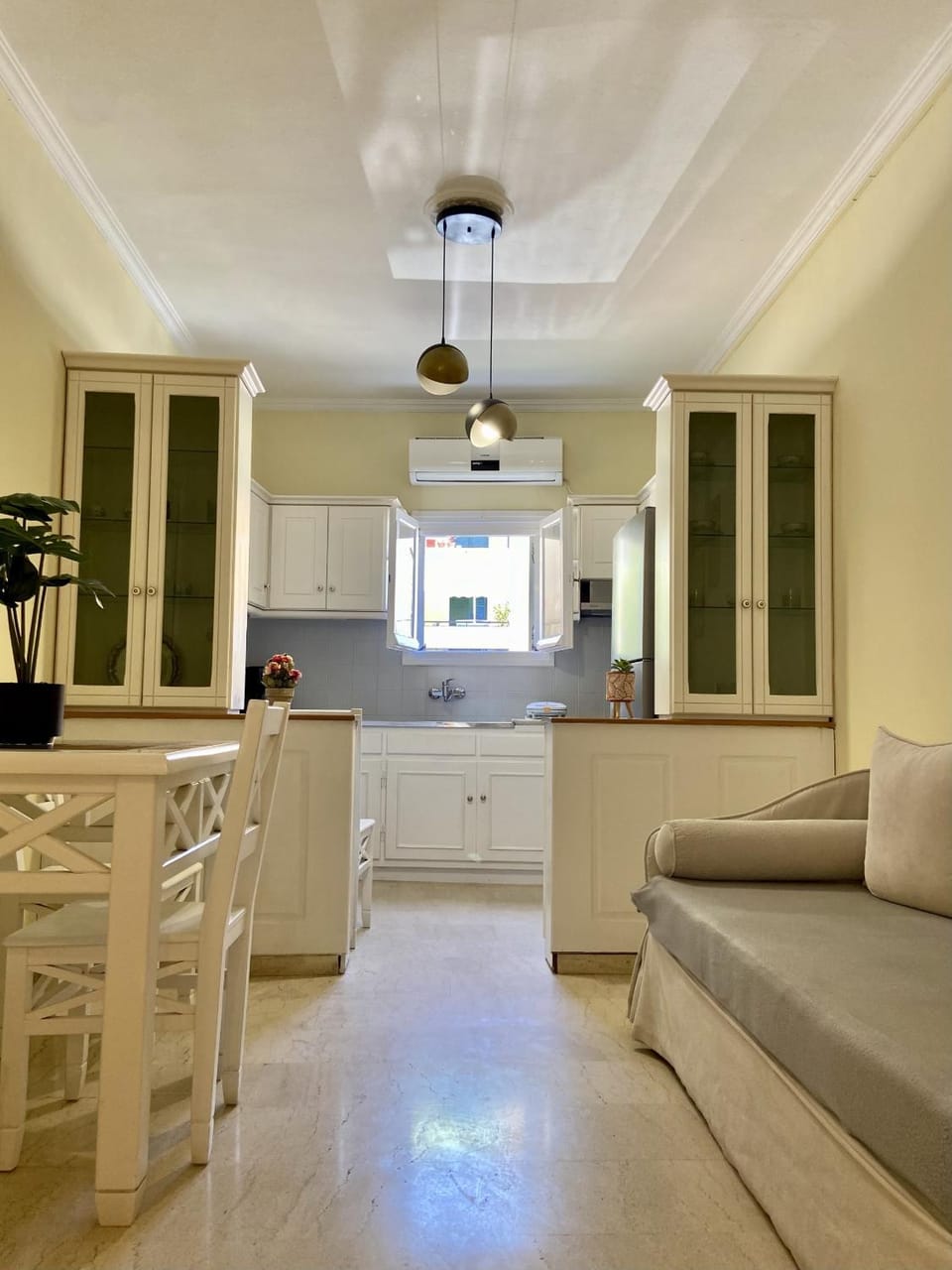 Kitchen or kitchenette, Seating area, Dining area