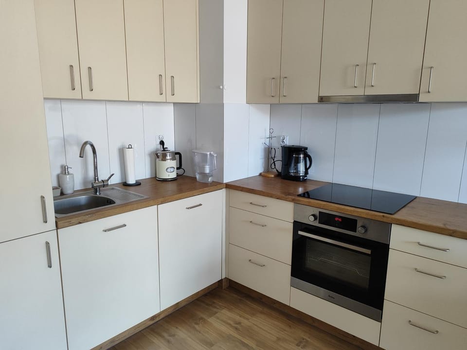 Coffee/tea facilities, Kitchen or kitchenette, dishwasher, stove