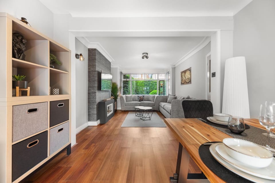 TV and multimedia, Living room, Seating area, Dining area