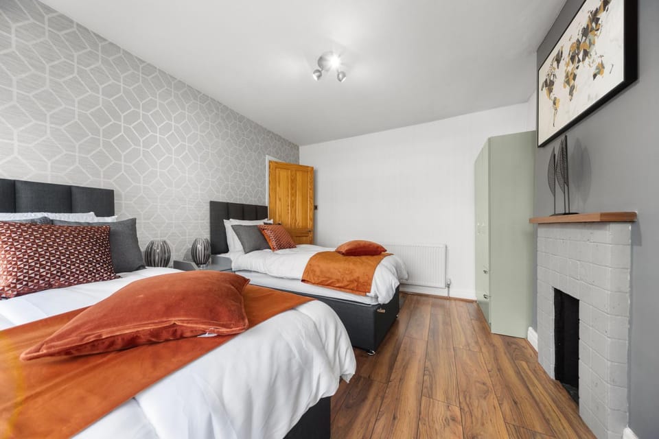 Bed, TV and multimedia, Bedroom, towels