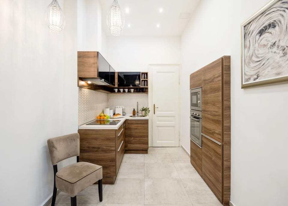 Kitchen or kitchenette, Seating area, oven, stove