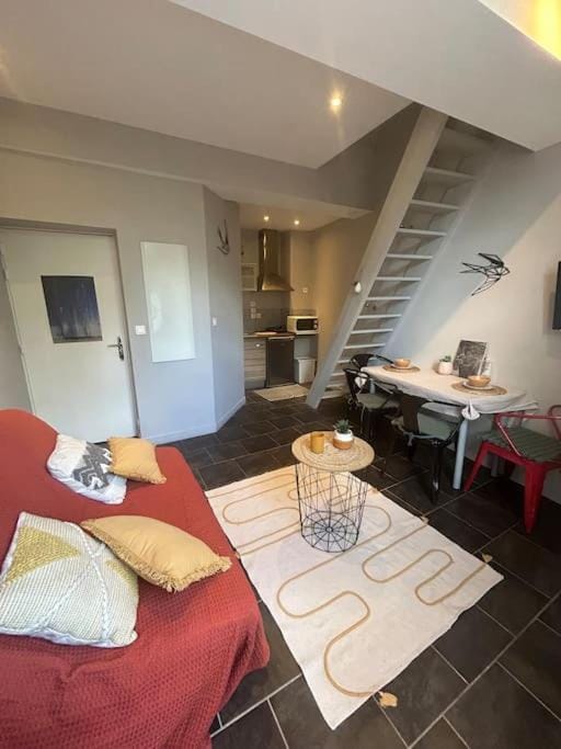 Kitchen or kitchenette, Seating area, Dining area