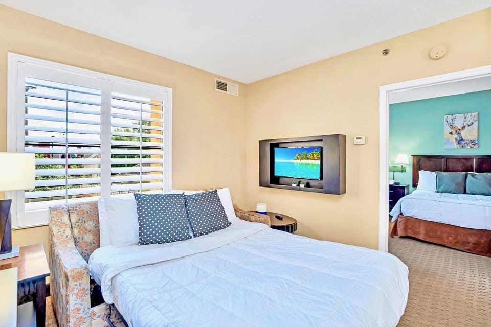Bed, TV and multimedia, Living room, Seating area