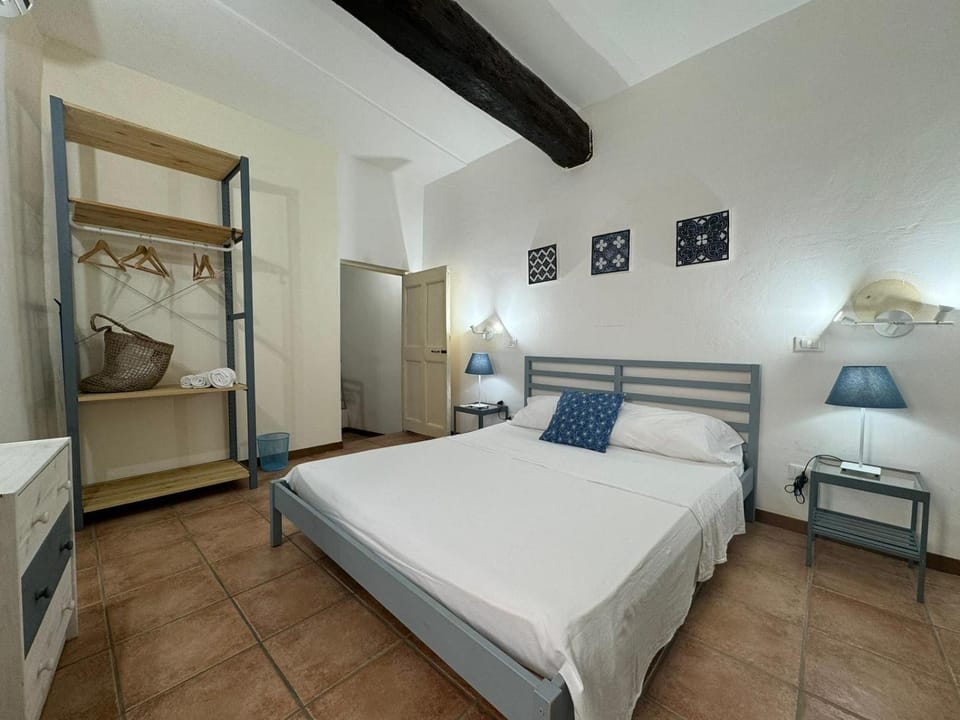 Bed, Photo of the whole room, Bedroom, wardrobe, air conditioner