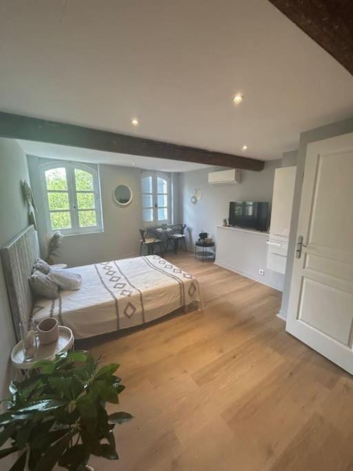 TV and multimedia, Photo of the whole room