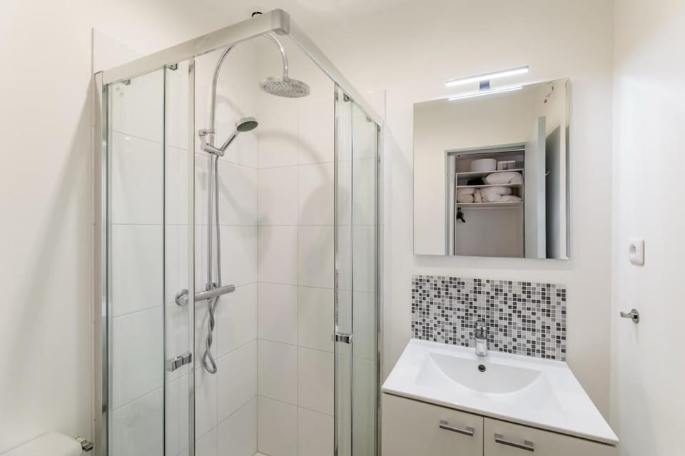 Shower, Bathroom, towels