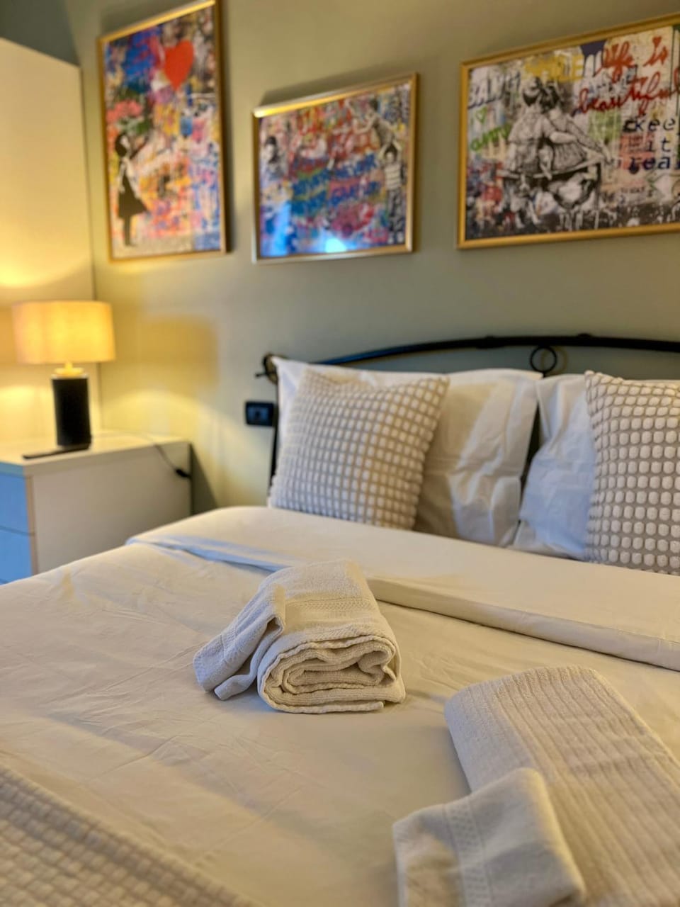 Bed, Bedroom, towels