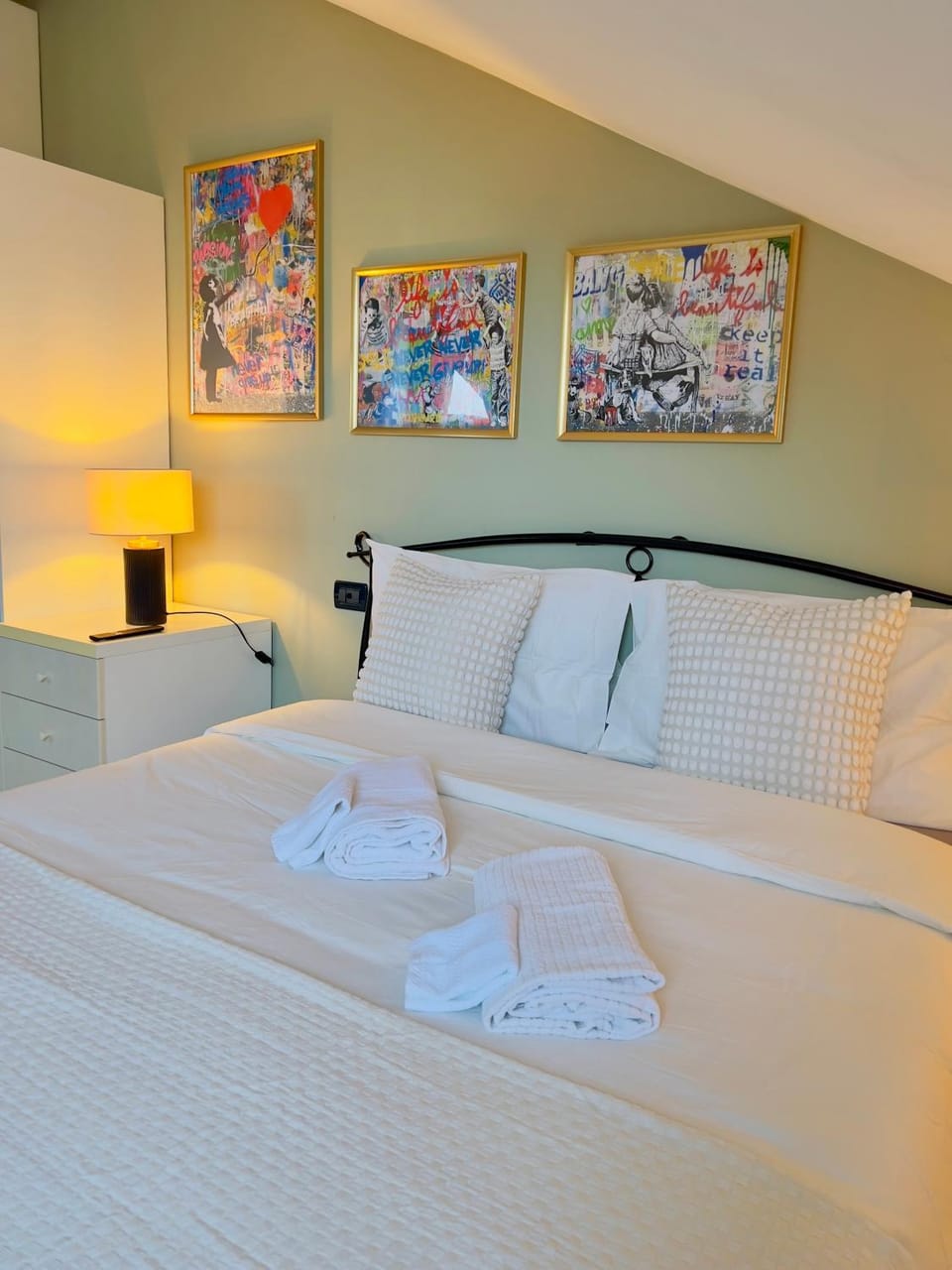Bed, Bedroom, towels