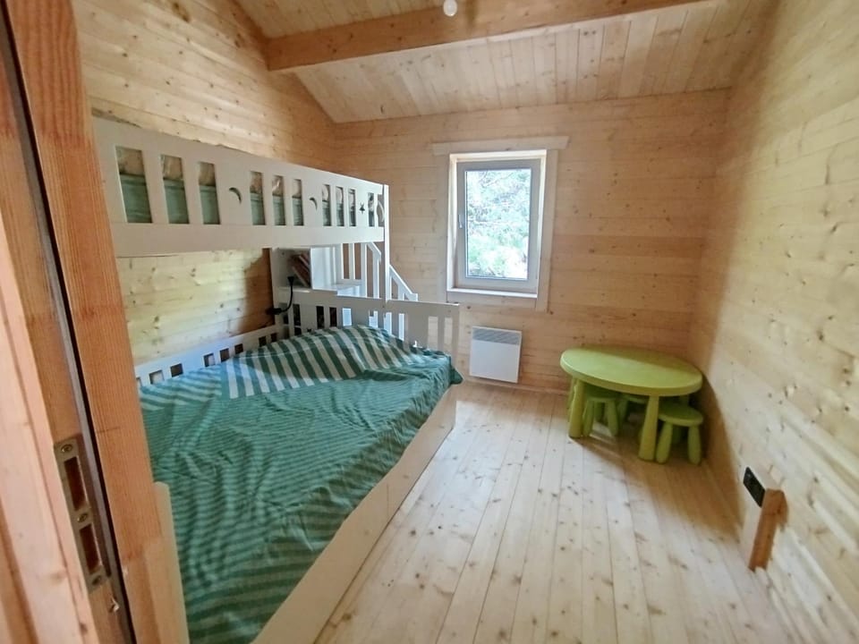 Bedroom, bunk bed