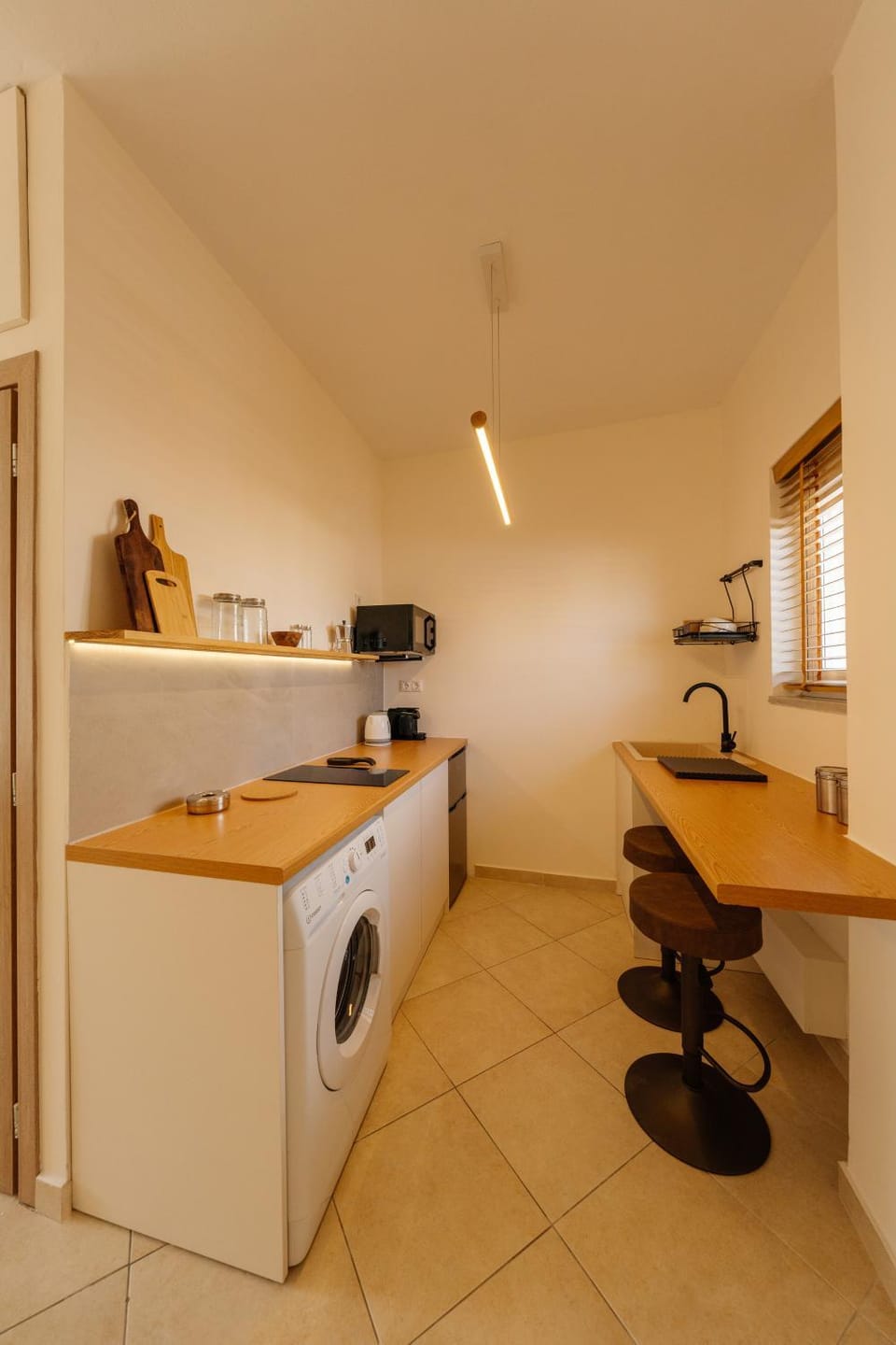 Kitchen or kitchenette, Dining area, microwave, washing machine