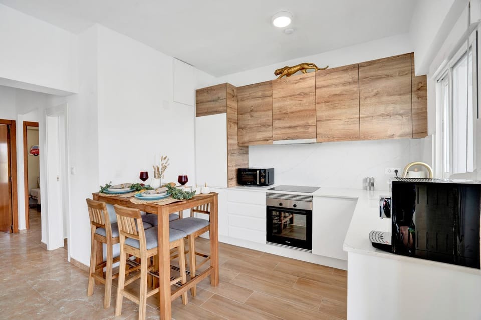 Coffee/tea facilities, Kitchen or kitchenette, Dining area, Communal kitchen, microwave, stove, kitchen