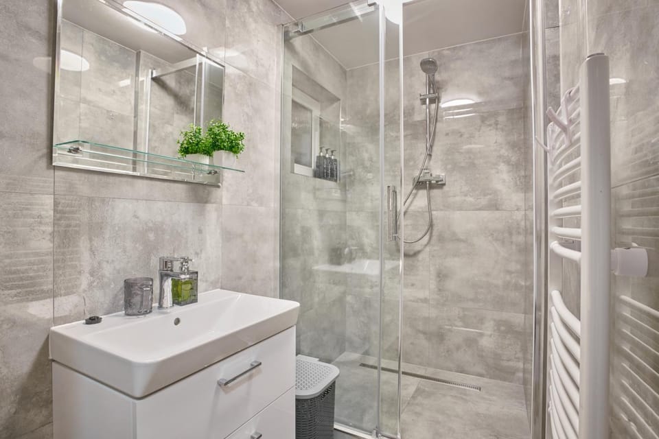 Shower, Bathroom, towels