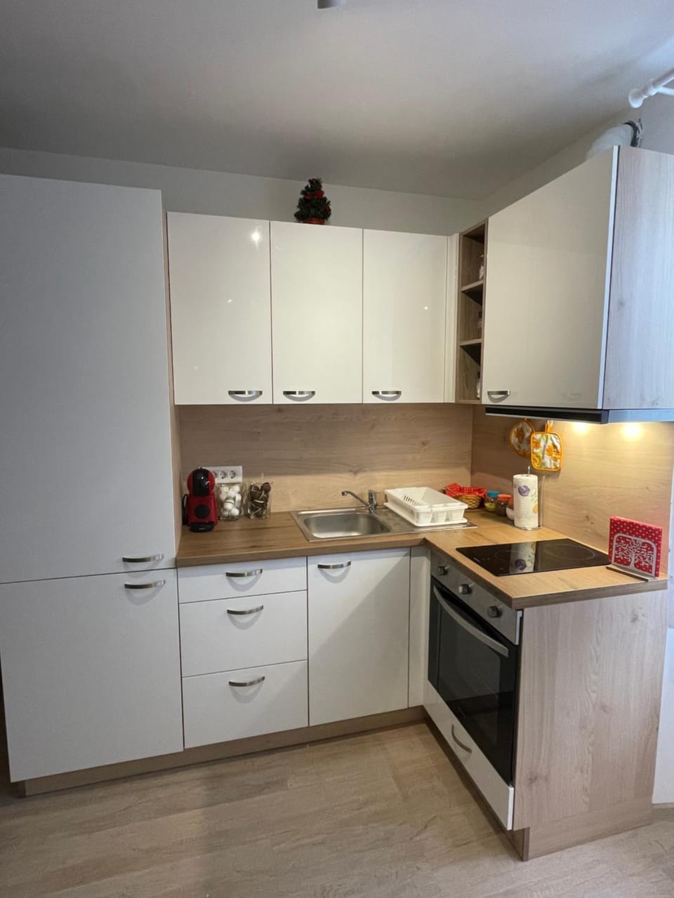 Kitchen or kitchenette, oven
