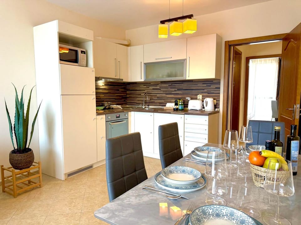 Kitchen or kitchenette, Food and drinks, Dining area, Food, oven, stove