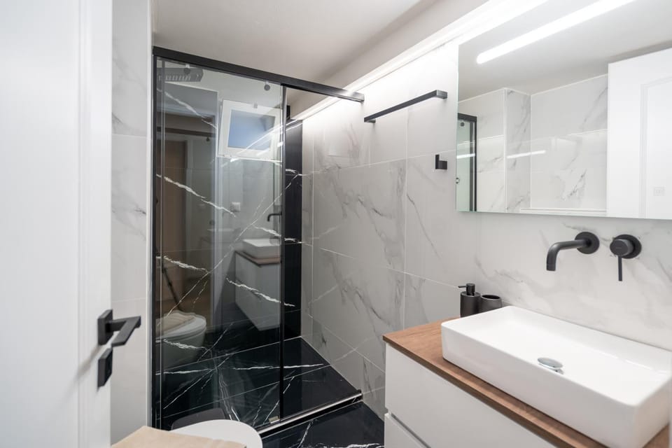 Shower, Toilet, Bathroom, towels