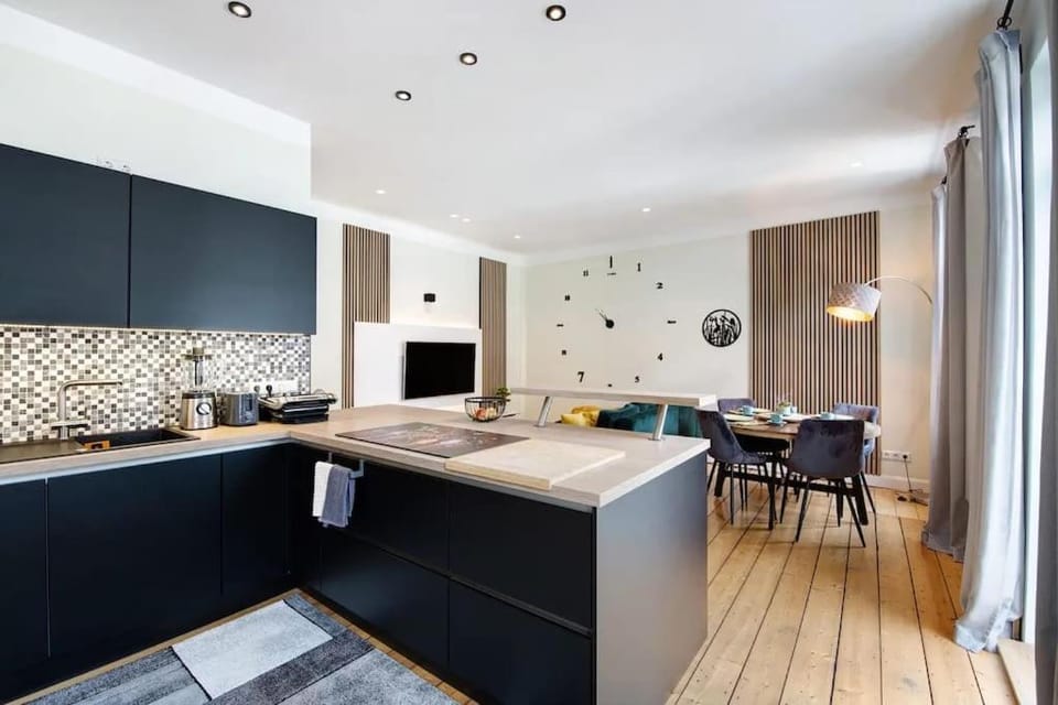 Kitchen or kitchenette, Living room, Dining area, oven