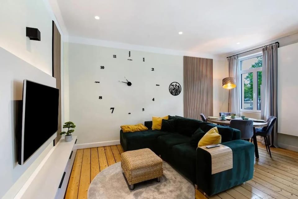 Communal lounge/ TV room, TV and multimedia, Living room, Seating area, Evening entertainment