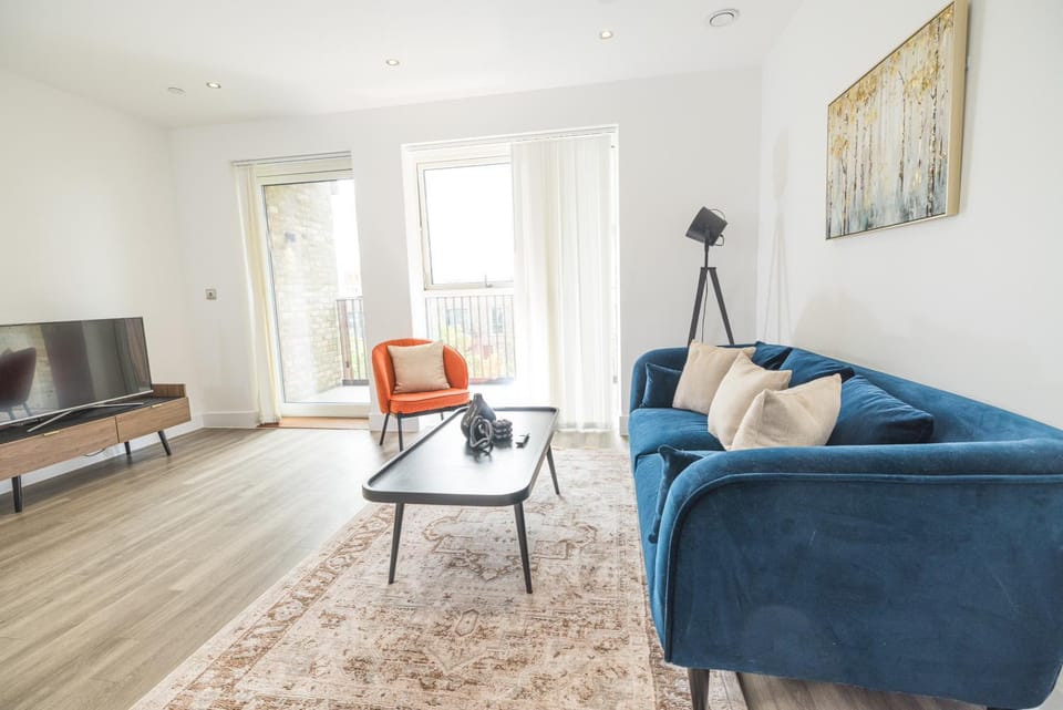 City Escape - Royal Wharf Apartment in London