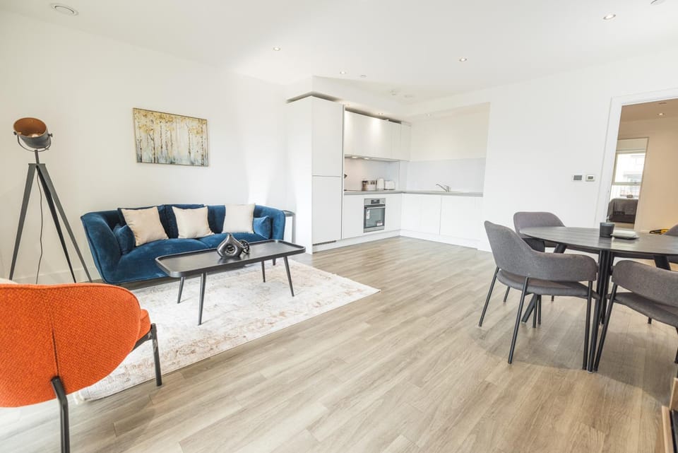 City Escape - Royal Wharf Apartment in London