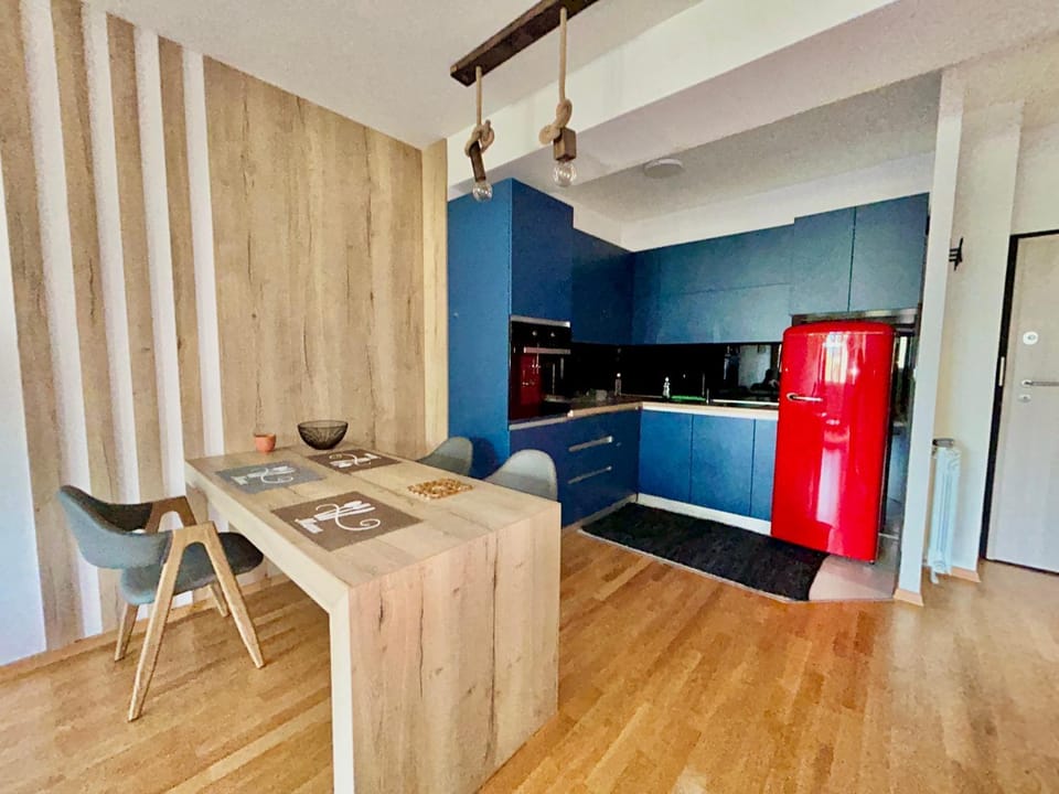 Kitchen or kitchenette, Dining area, oven