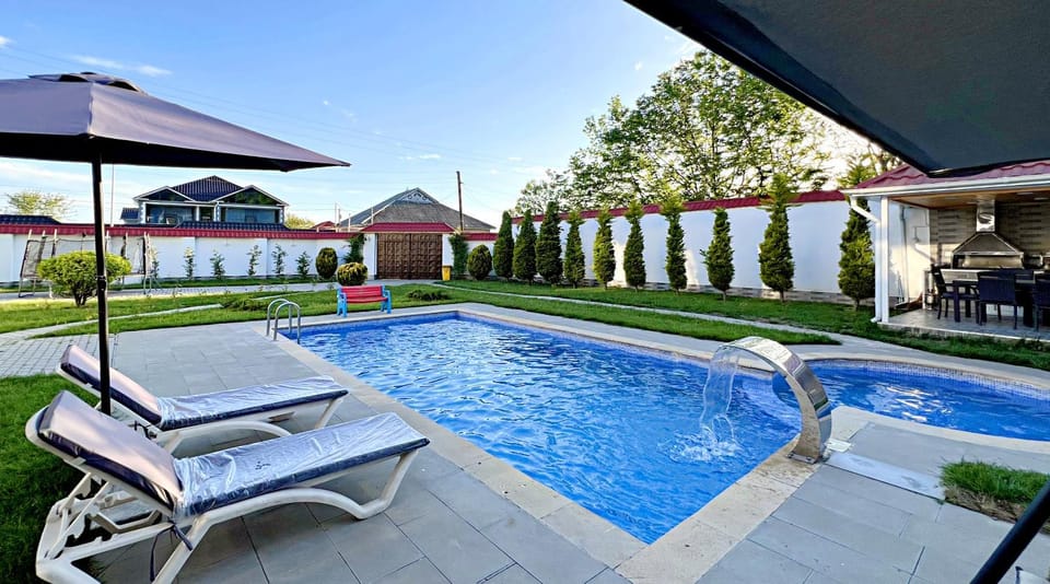Property building, Patio, Day, Garden, Garden view, Pool view, Swimming pool, Swimming pool, sunbed