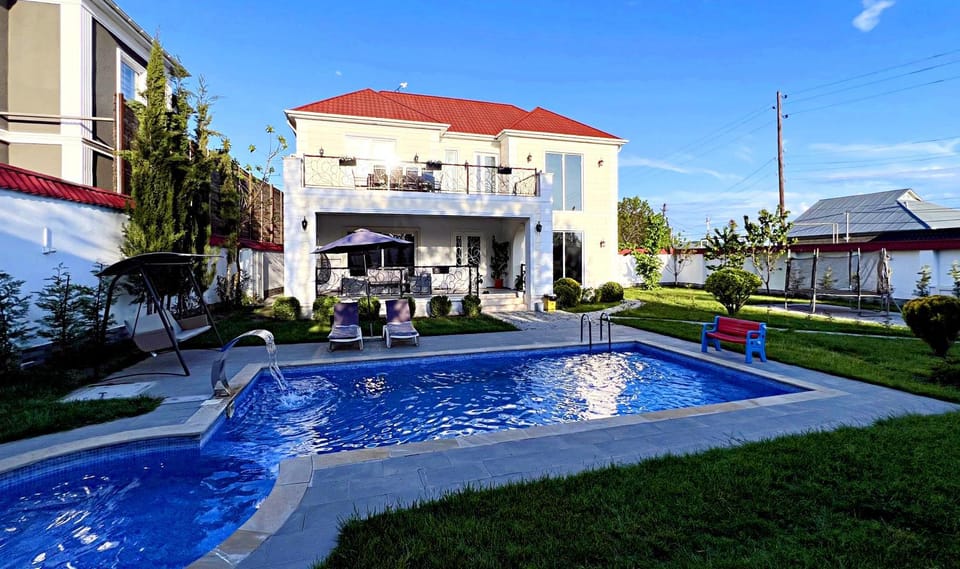 Property building, Patio, Day, Garden, Garden view, Pool view, Swimming pool, Swimming pool, sunbed