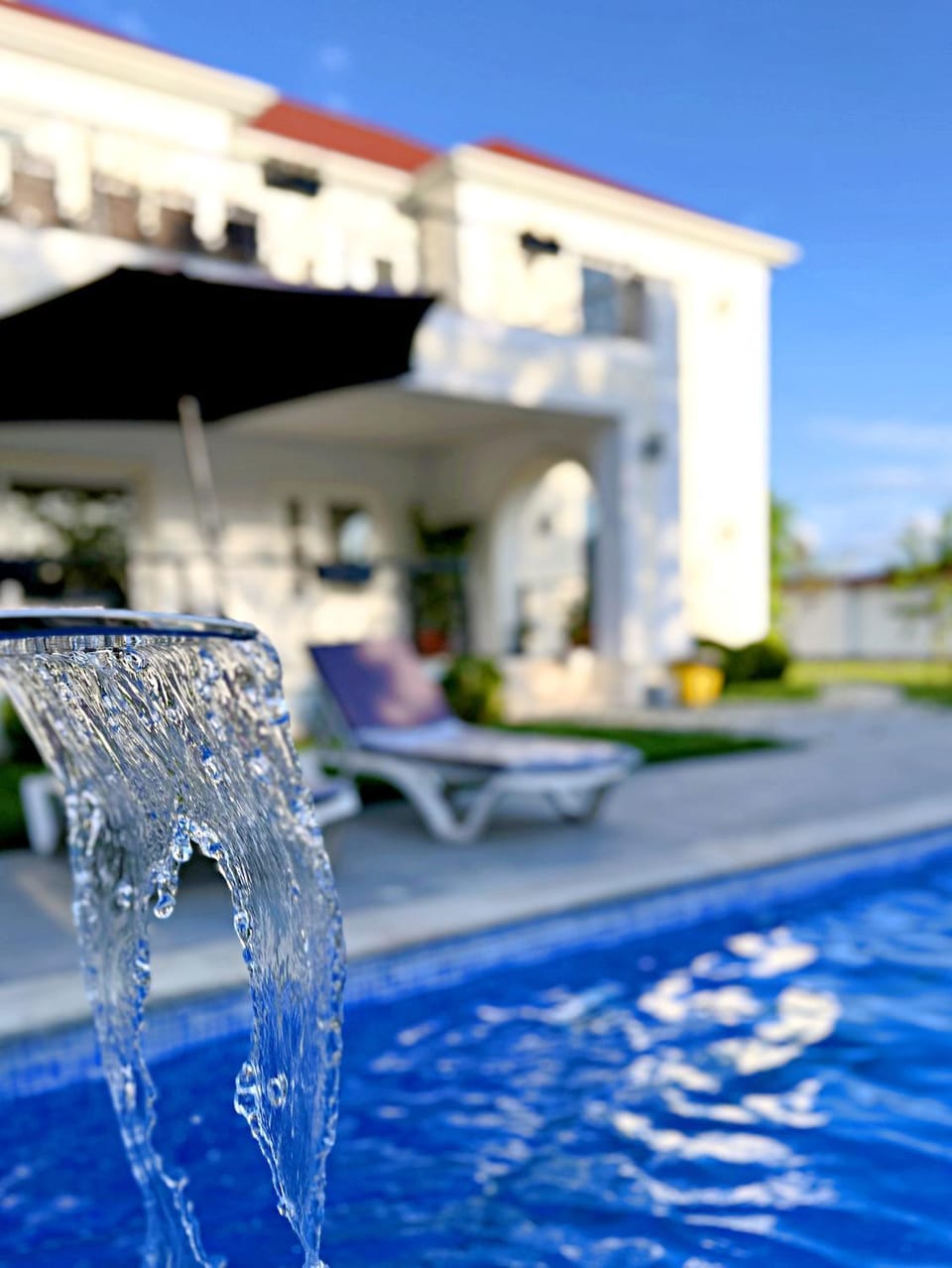 Property building, Patio, Day, Pool view, Swimming pool, sunbed