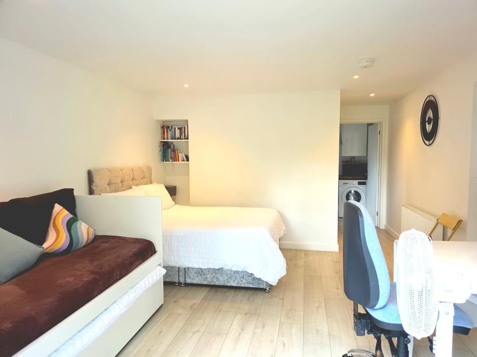 Bed, TV and multimedia, Living room, Seating area, Dining area, Bedroom