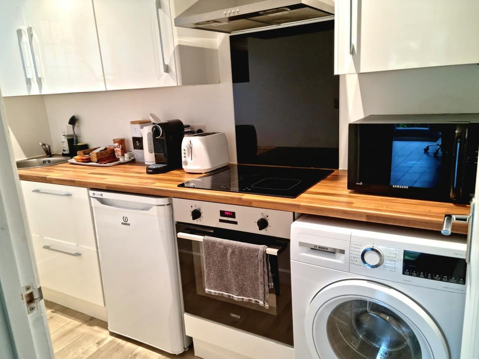 Coffee/tea facilities, Kitchen or kitchenette, oven, pet friendly, stove, toaster, washing machine, dryer