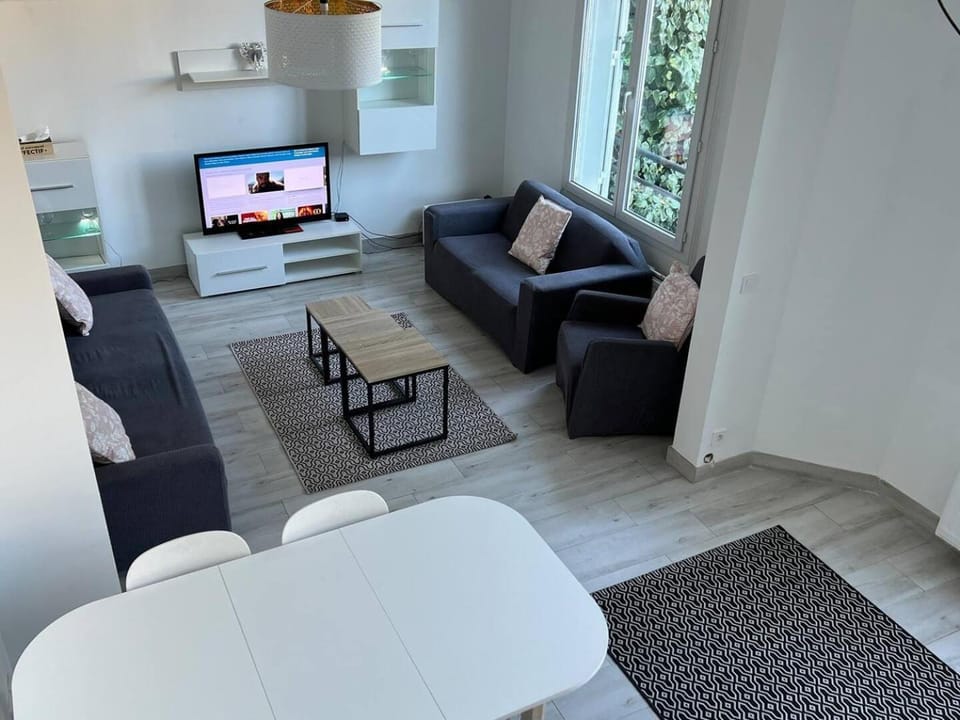 Communal lounge/ TV room, TV and multimedia, Living room, Seating area, Dining area, Evening entertainment