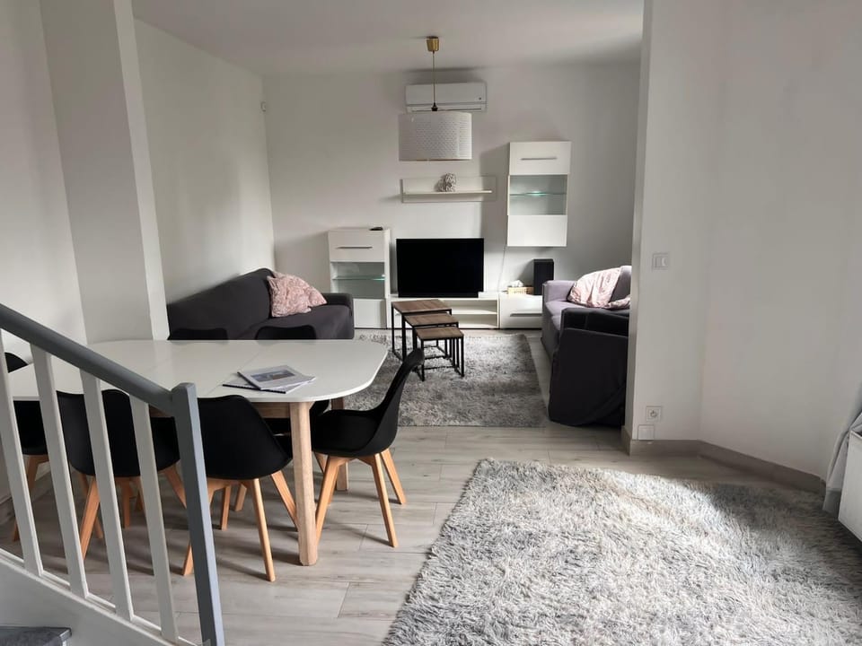 TV and multimedia, Living room, Seating area, Dining area