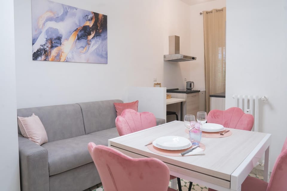 Kitchen or kitchenette, Seating area, Dining area