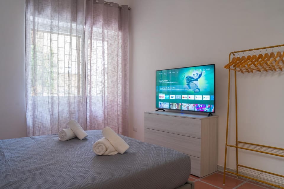 Bed, TV and multimedia, Photo of the whole room, Bedroom, towels