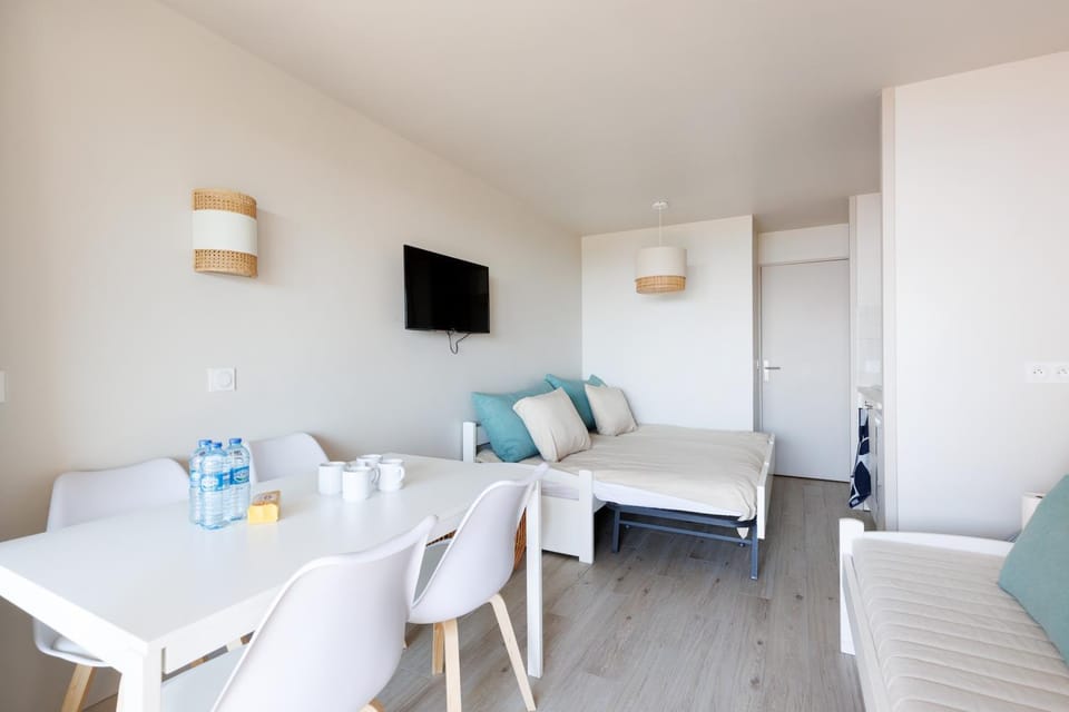 Communal lounge/ TV room, Bed, Living room