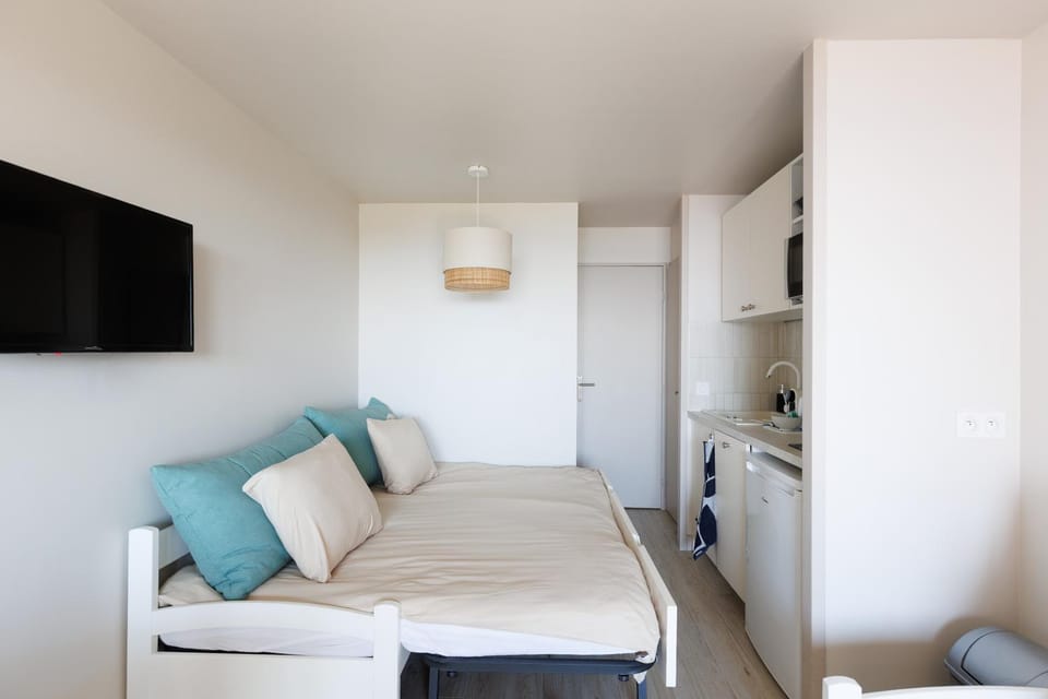 Communal lounge/ TV room, Bed, Living room