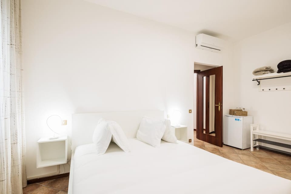 Photo of the whole room, Bedroom, air conditioner