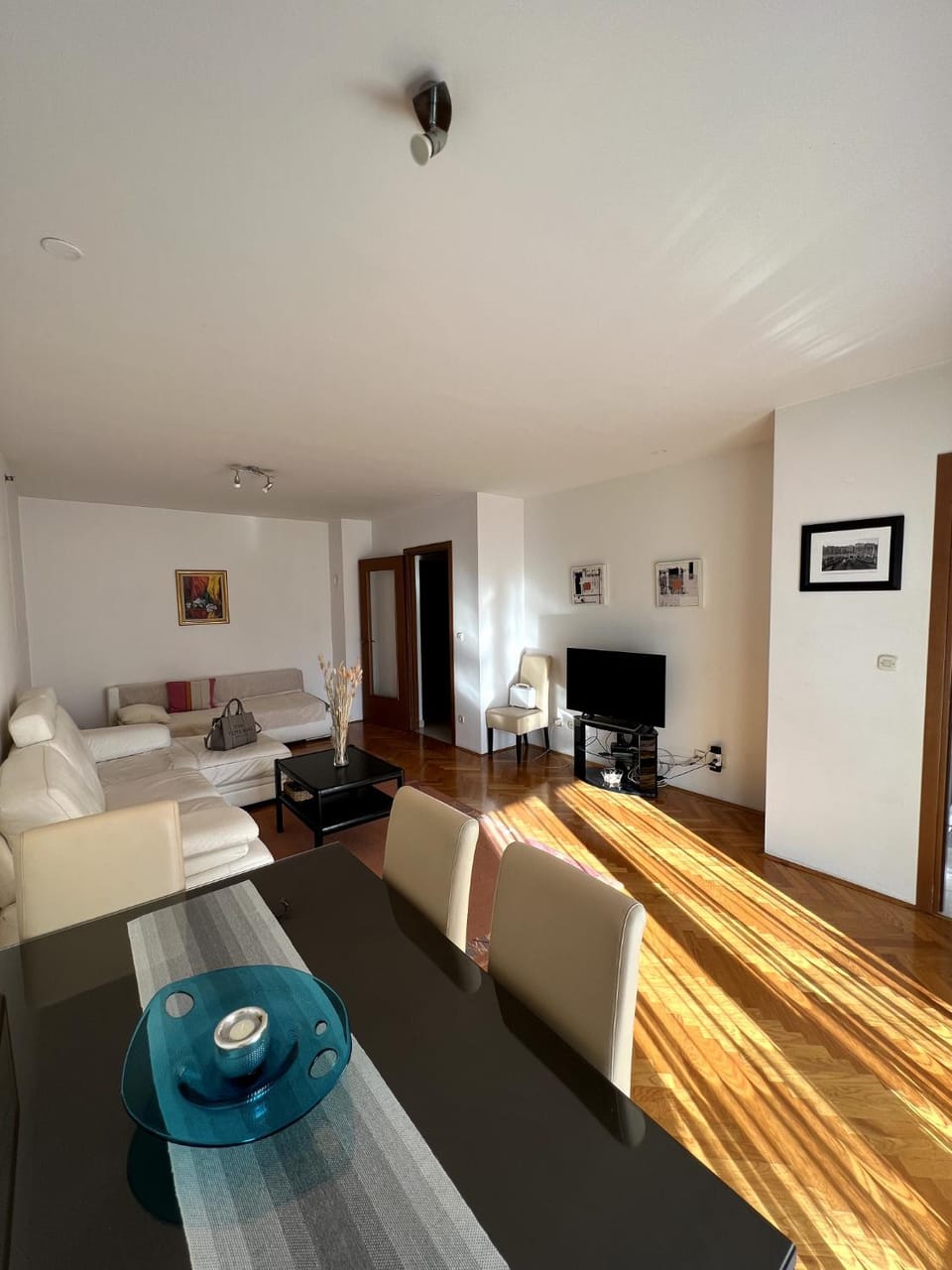 Communal lounge/ TV room, Bed, TV and multimedia, Living room, Photo of the whole room, Seating area, Evening entertainment, Bedroom
