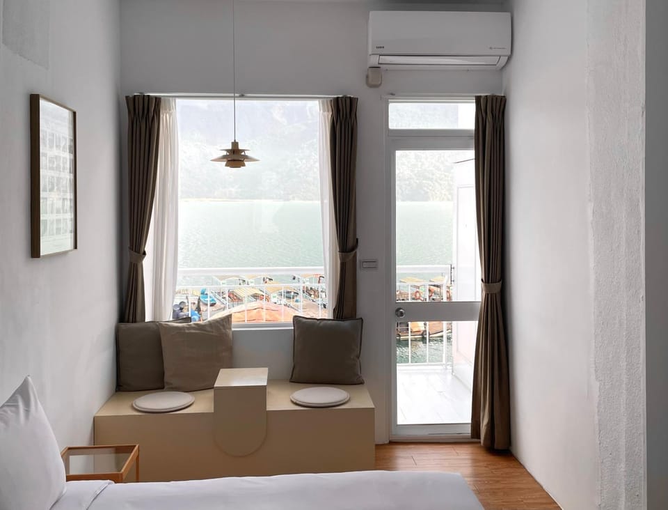 Bed, Natural landscape, Balcony/Terrace, Photo of the whole room, air conditioner