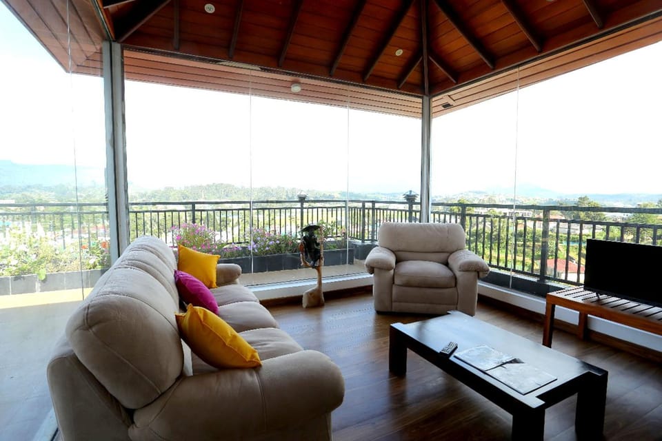 Communal lounge/ TV room, TV and multimedia, View (from property/room), Living room, Seating area, Mountain view
