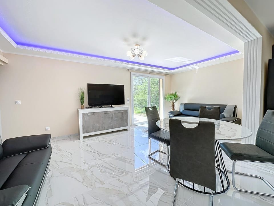 TV and multimedia, Living room, Dining area
