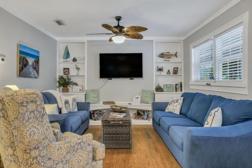 TV and multimedia, Living room, Seating area, Evening entertainment