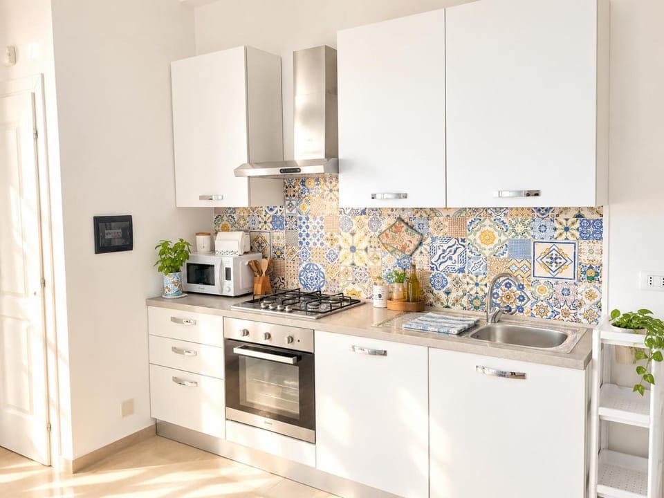 Coffee/tea facilities, Kitchen or kitchenette, dishwasher, oven, stove