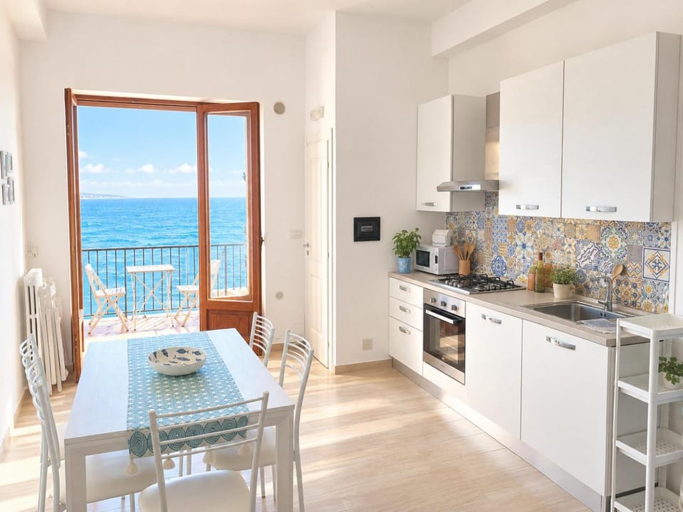 Natural landscape, Coffee/tea facilities, View (from property/room), Balcony/Terrace, Dining area, Sea view, dishwasher, oven