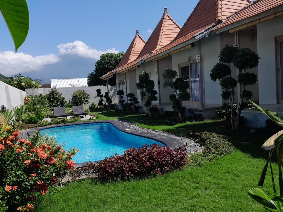 Property building, Day, Garden, Garden view, Pool view, Swimming pool, sunbed