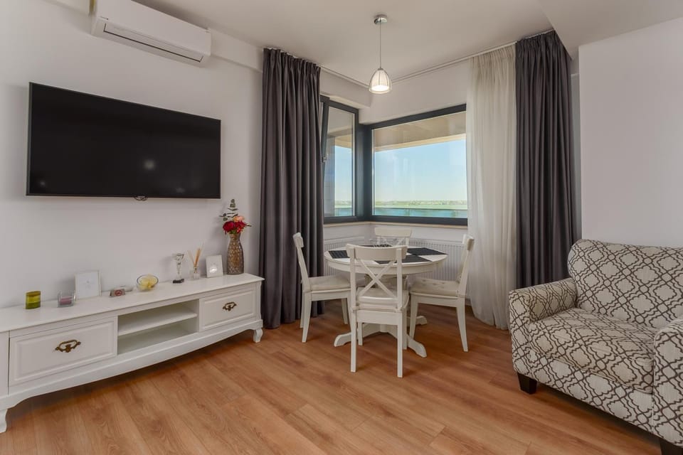 Natural landscape, TV and multimedia, View (from property/room), Living room, Seating area, Dining area, air conditioner