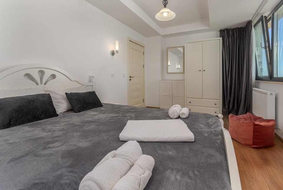 Bed, Photo of the whole room, Bedroom, towels