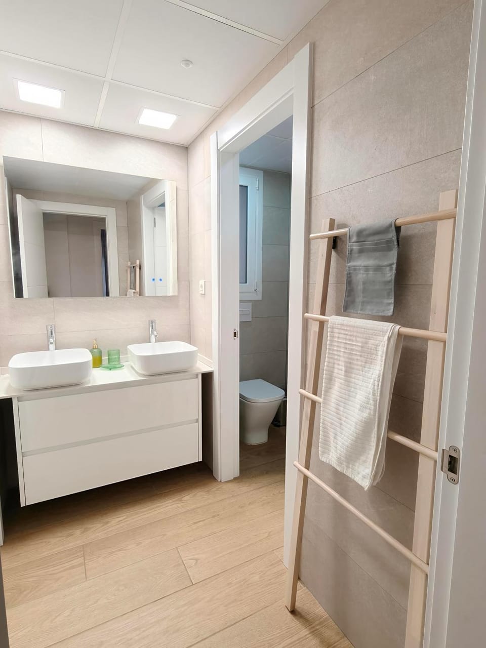 Bathroom, Photo of the whole room, towels