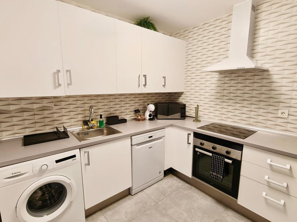 Coffee/tea facilities, Kitchen or kitchenette, dishwasher, oven, toaster, washing machine