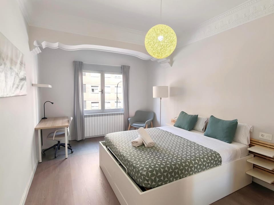 Bed, Photo of the whole room, Bedroom